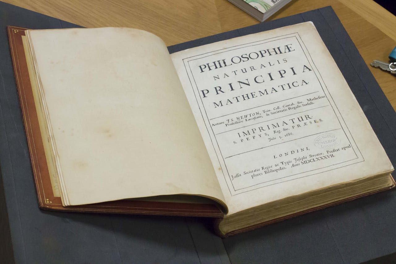 Newtons Principia, boek ligt open geslagen met de titels van de eerste bladzijde zichtbaar