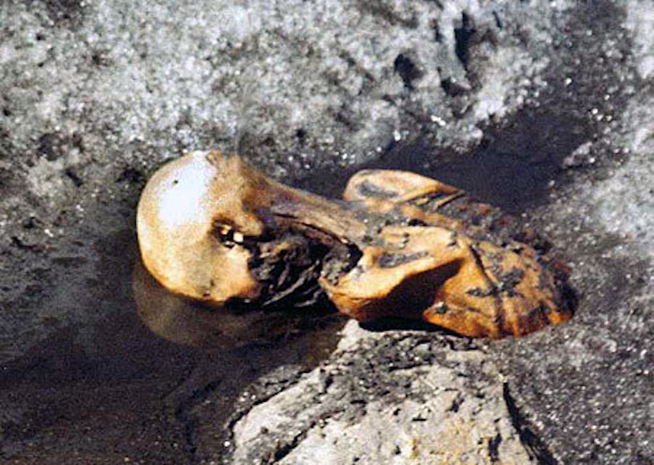 Een foto van Ötzi toen hij gevonden werd door de Duitse wandelaars.