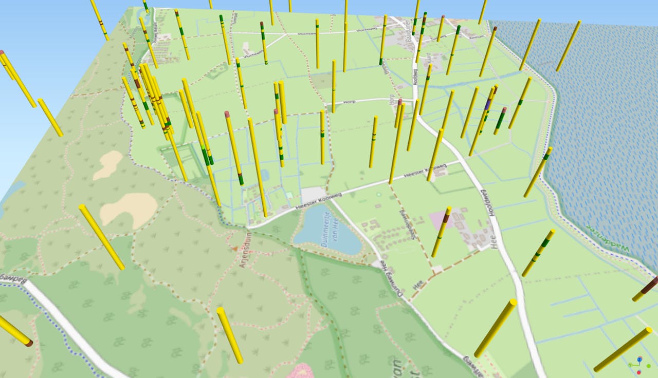 Kaart van Terschelling, waarop het land groen is. Verspreid over het oppervlak staan gele paaltjes. Sommige daarvan hebben een gekleurde band: geel, groen of bruin.