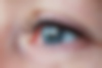 Een close-up van het oog van een vrouw.