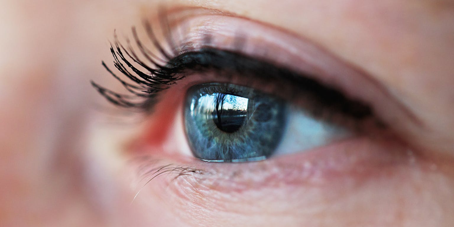 Een close-up van het oog van een vrouw.