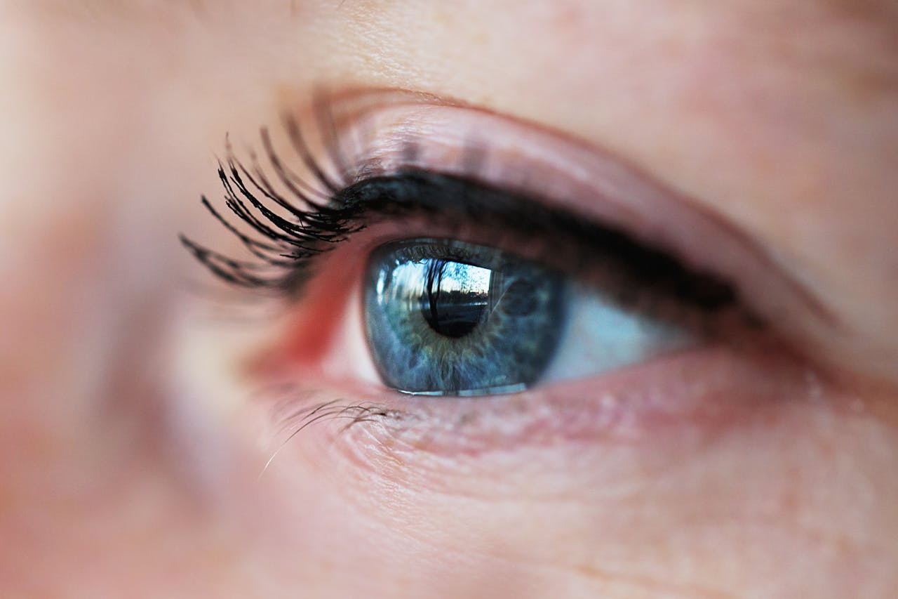 Een close-up van het oog van een vrouw.