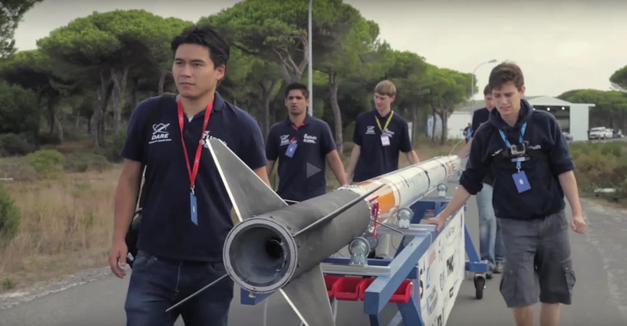 Stratos II+ op weg naar het lanceerplatform.