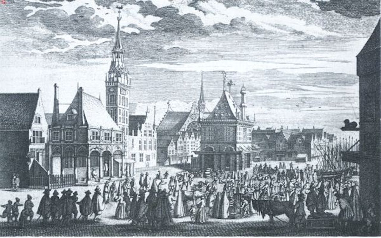 Oude zwart-wit foto van het Oude stadshuis en de Waag op de Dam