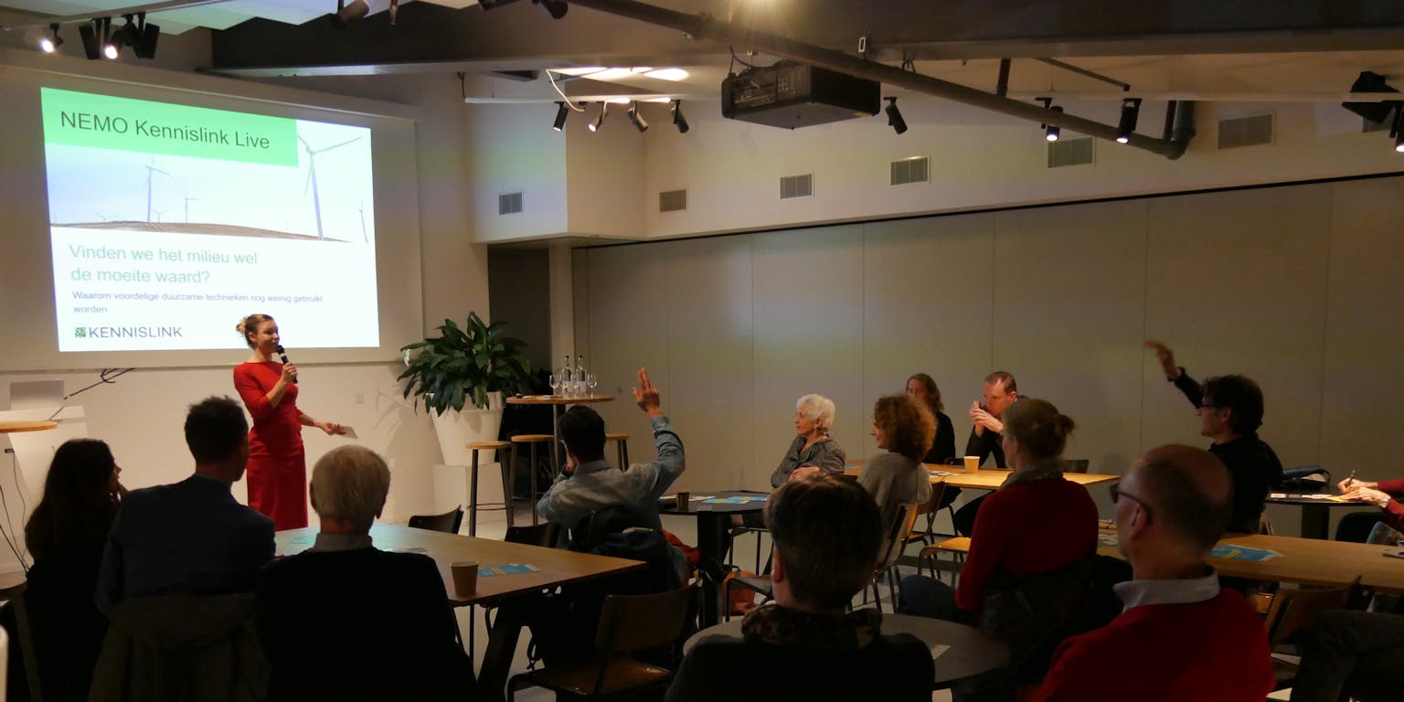 Een groep mensen tijdens het evenement NEMO Kennislink Live in 2017.