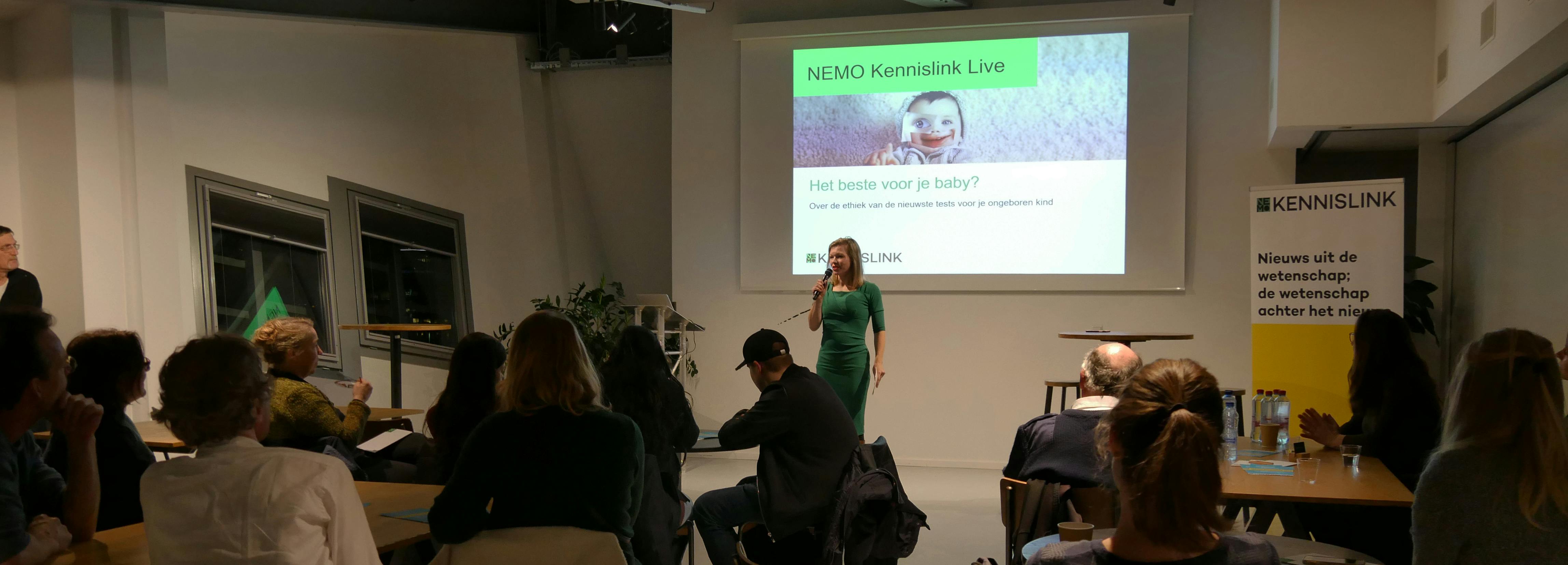 Een vrouw die een presentatie geeft tijdens NEMO Kennislink Live 2017.