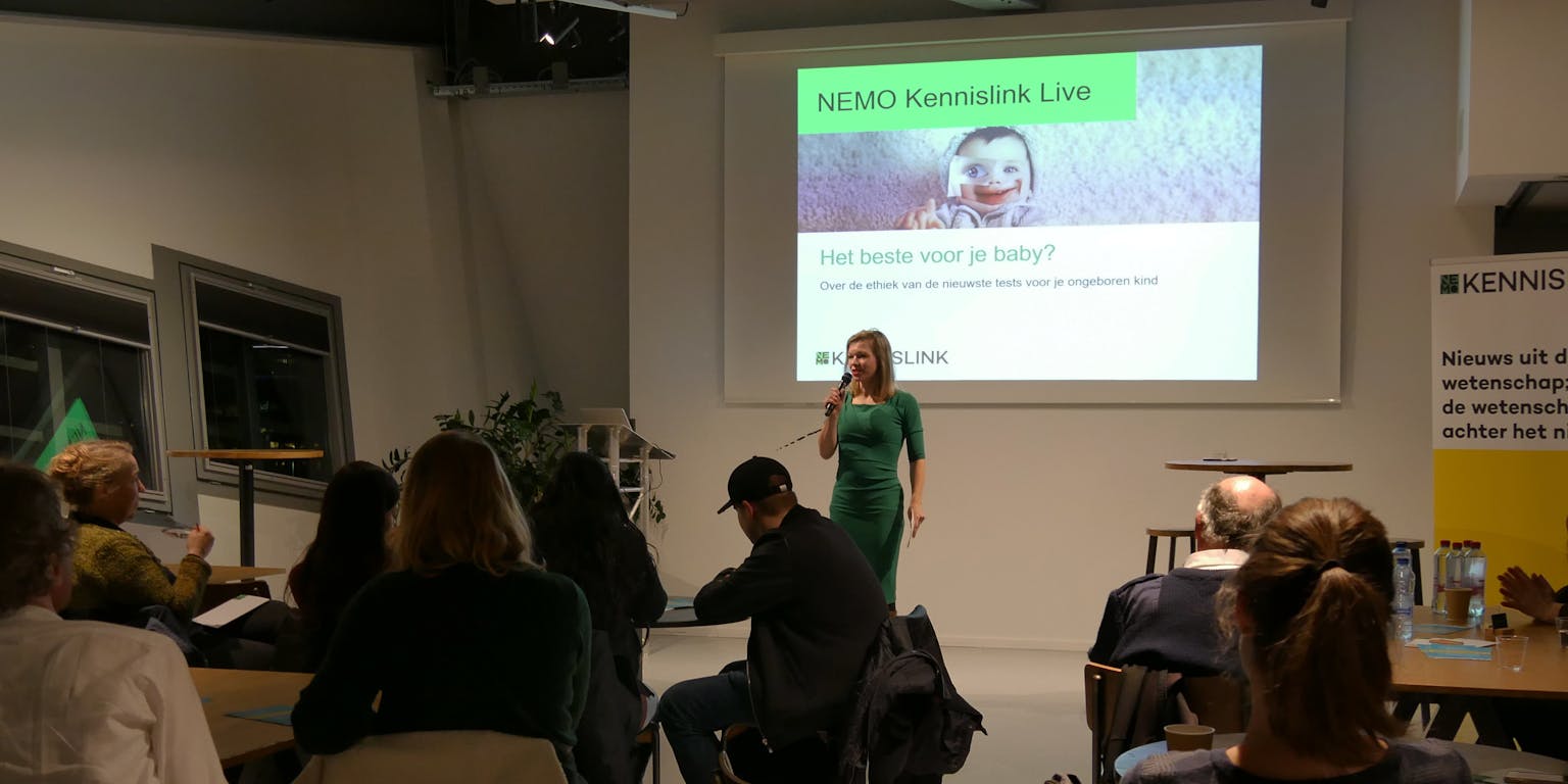 Een vrouw die een presentatie geeft tijdens NEMO Kennislink Live 2017.