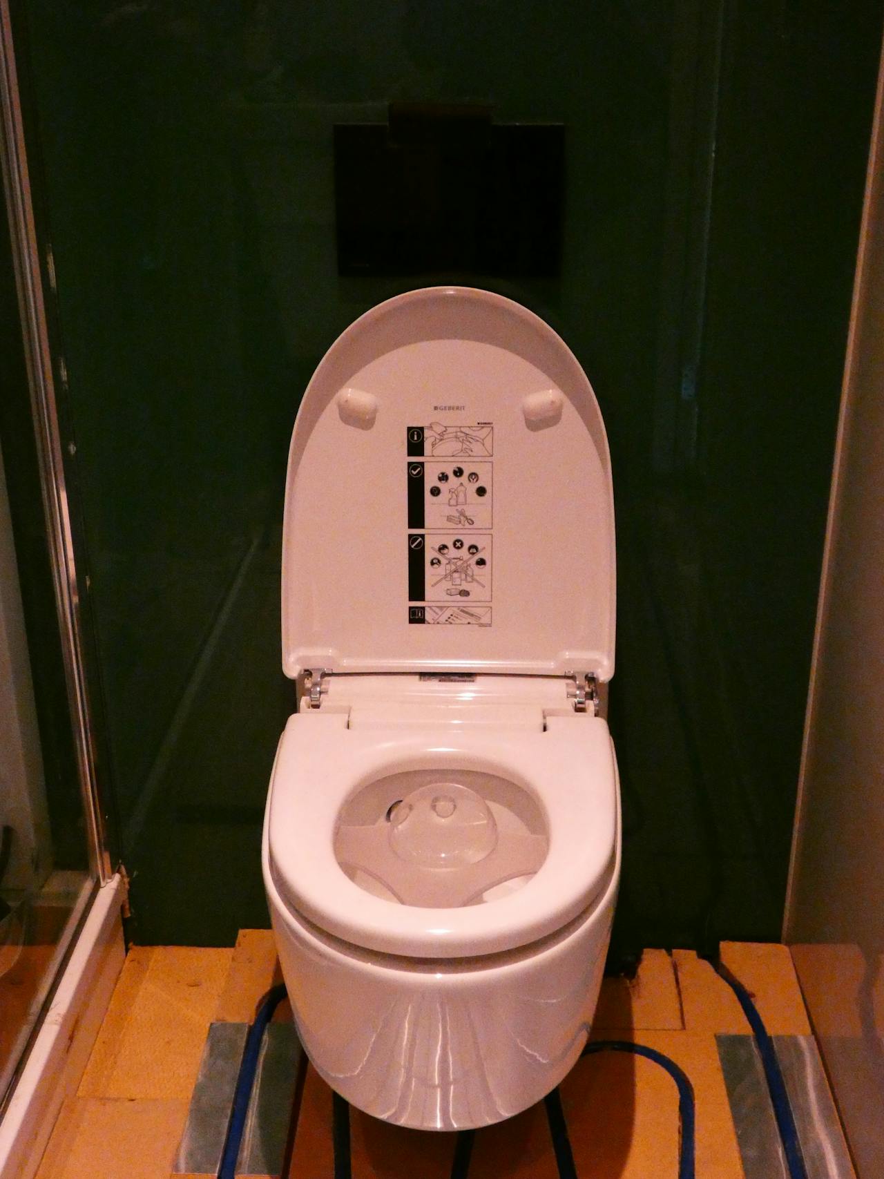 De waterbesparende wc in het Selficient huis, die na gebruik je schoonspoelt en droog föhnt.