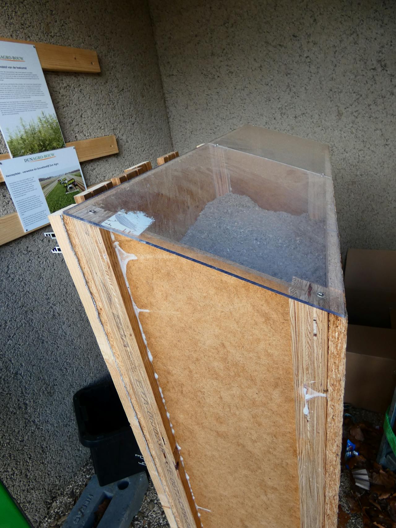 Een paneel waarmee het Selficient huis is opgebouwd: twee platen van OSB-hout (hout geperst van houtsnippers), met daartussen krantensnippers voor de isolatie.