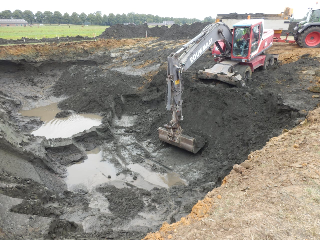 De graafmachine stopt op de Oligocene klei, ca. 5 m. diep.
