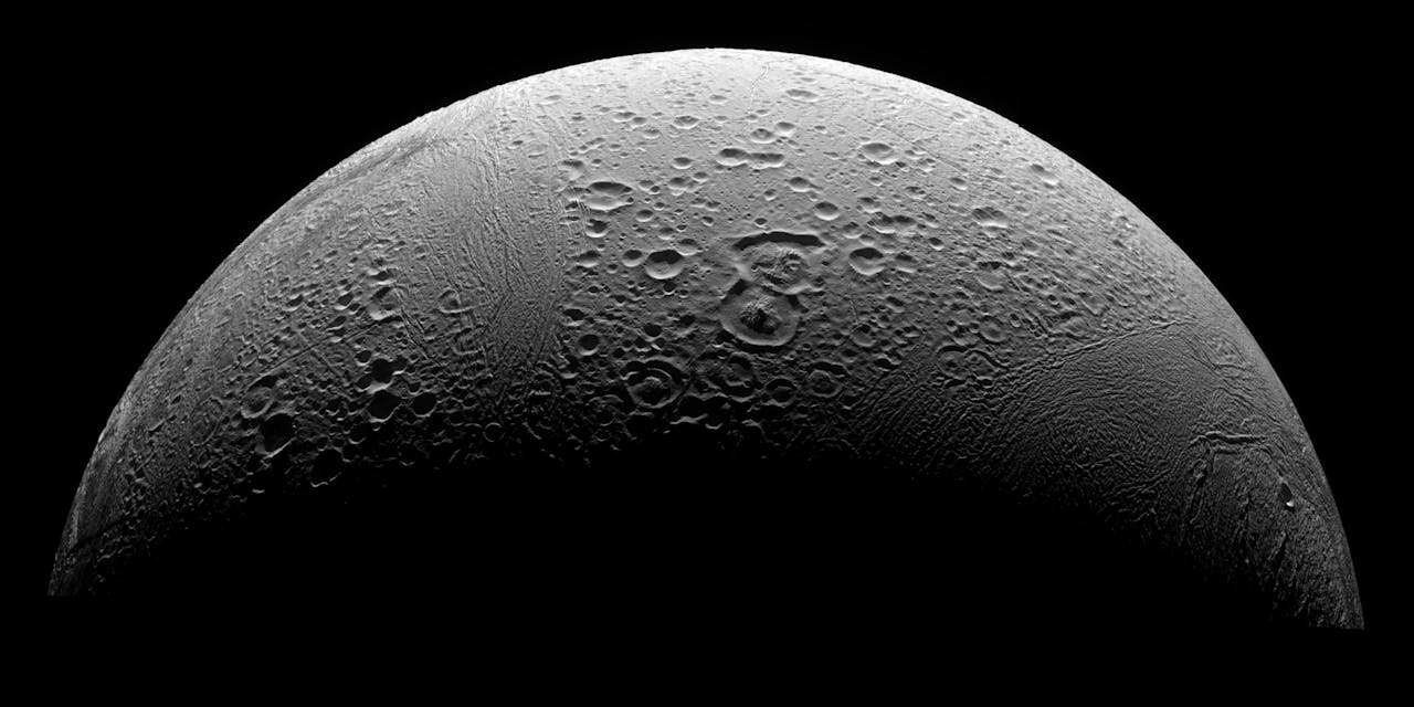 Een deel van Enceladus, een maan van Saturnus.