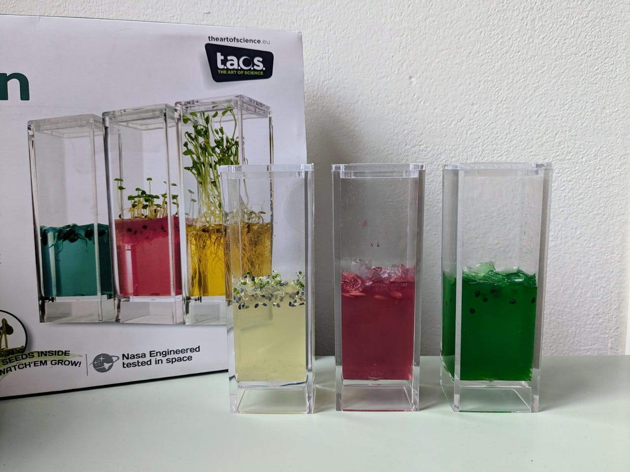 Zelf plantjes groeien met de ‘Plantarium Garden Lab’. Drie doorzichtige vazen, gevuld met respectievelijk een gele, rode en groene voedingsgel, waarin plantjes groeien.