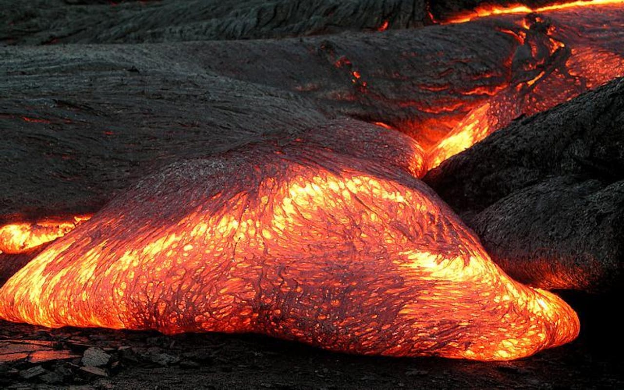 Het magma baant zich een weg omhoog, en breekt dan door het aardoppervlak heen.