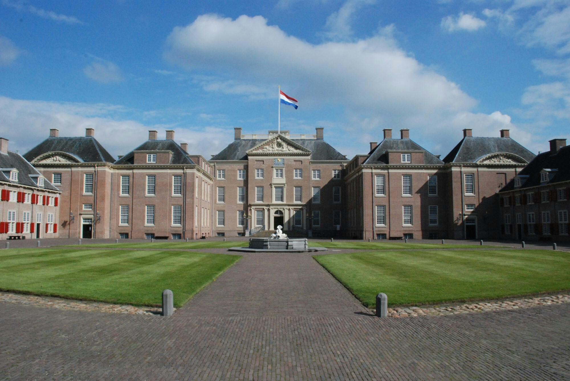 Paleis het Loo met een strakblauwe lucht op de achtergrond.