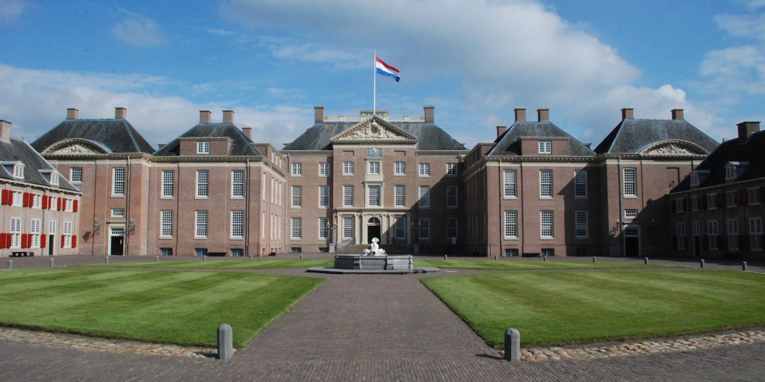 Paleis het Loo met een strakblauwe lucht op de achtergrond.