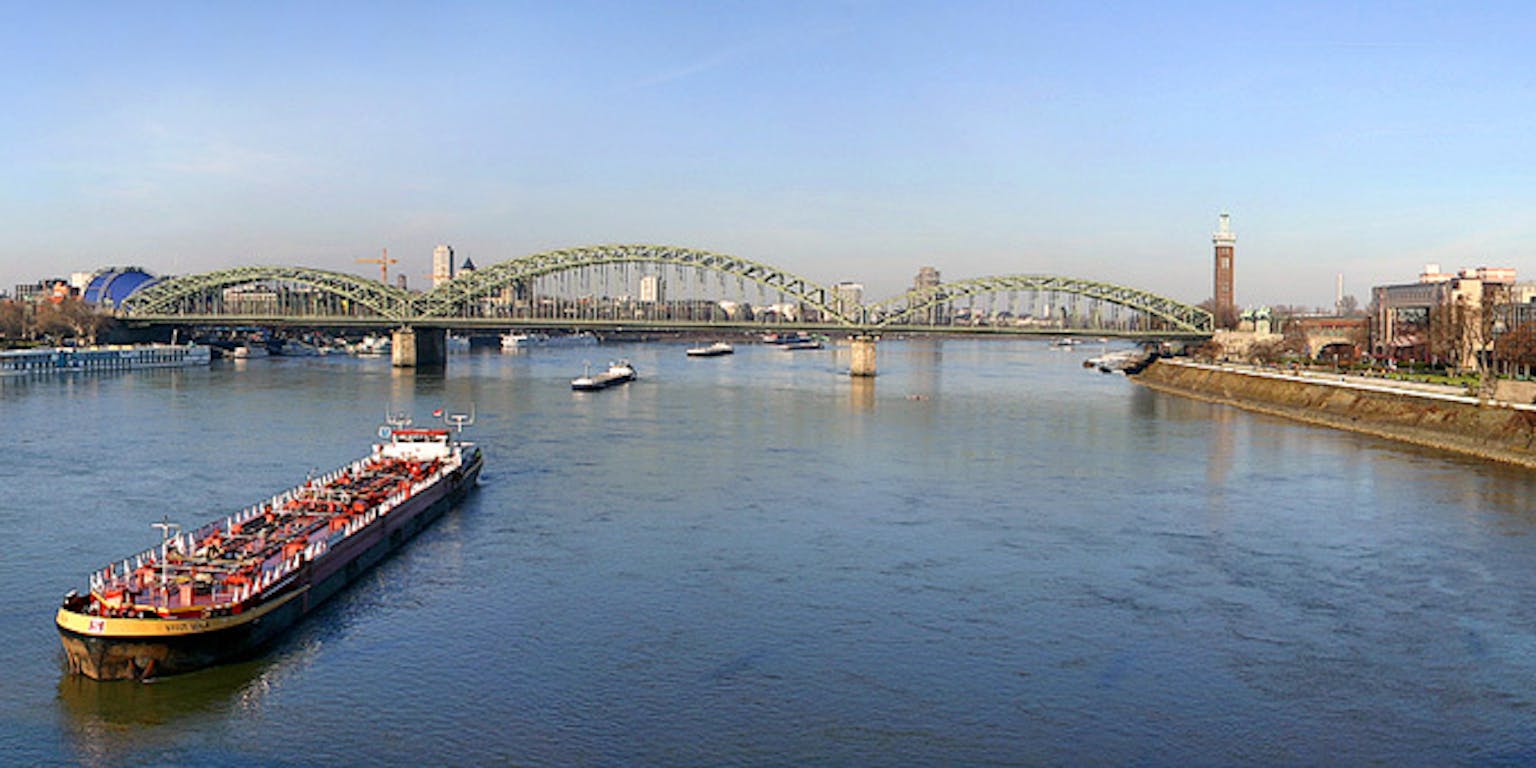 Boten op de Rijn bij de Duitse stad Keulen.