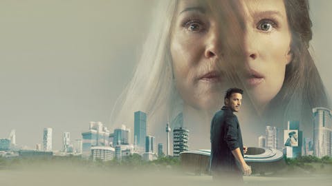 Filmbeeld van Paradise. Het gezicht van een oudere vrouw vloeit over in dat van een jongere. Tegen de achtergrond van een futuristische stad draait een jongeman zich om. Filmbeeld van Paradise. Het gezicht van een oudere vrouw vloeit over in dat van een jongere. Tegen de achtergrond van een futuristische stad draait een jongeman zich om.