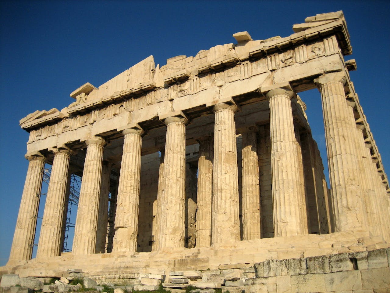 Het Parthenon op de Akropolis in Athene, Griekenland.