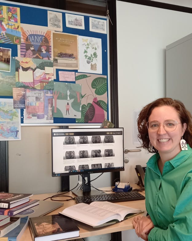 Patricia doet haar onderzoek vaak achter haar bureau, vol met boeken patricia kret aan het werk achter haar bureau vol boeken. Op haar computer zie je enkele afbeeldingen van amuletten.