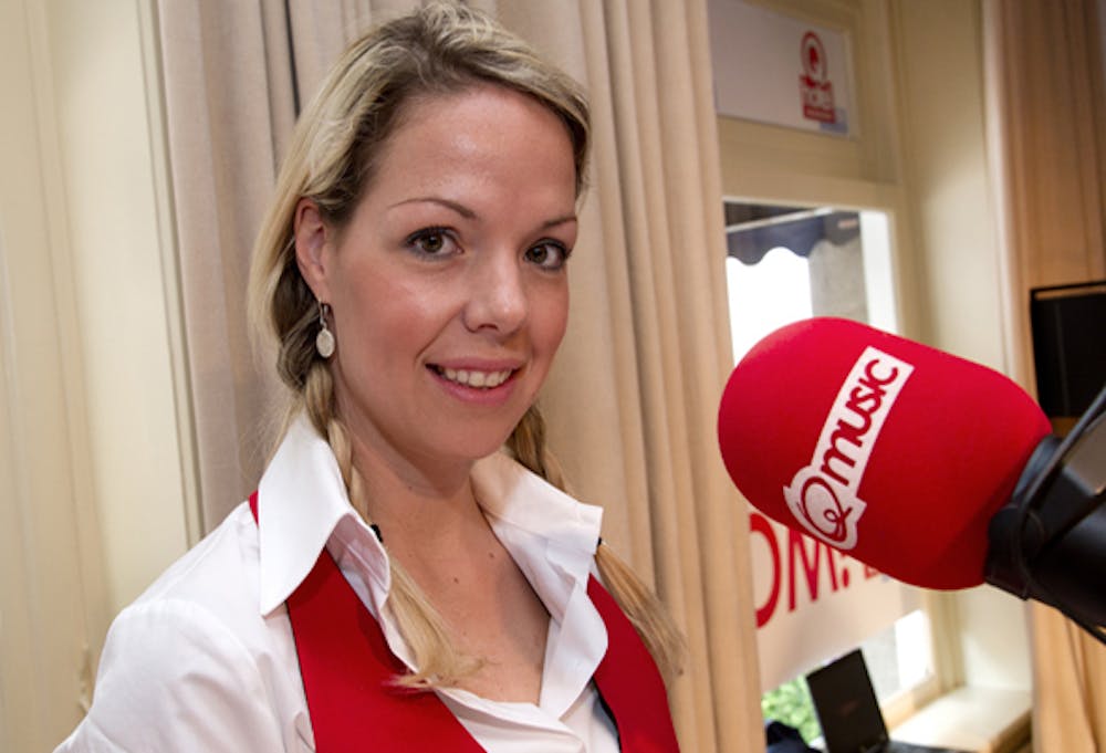 Patricia van Liemt staat achter een rode microfoon van Q-music.