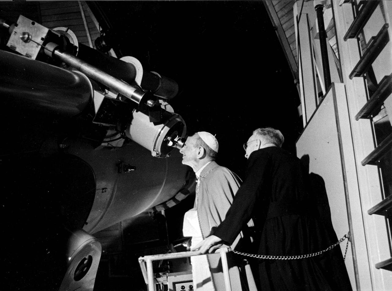 Op de avond van de maanlanding, op 20 juli 1969, kijkt Paus Paulus VI via de telescoop van het Vatican Observatory naar de maan.