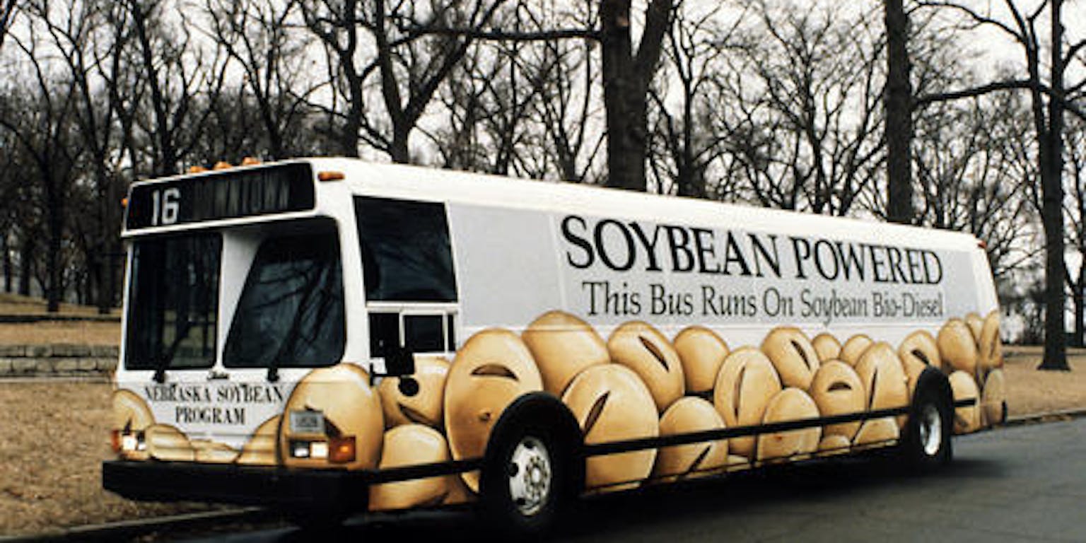 Een bus die rijdt op biodiesel van sojabonen staat op een parkeerplaats.
