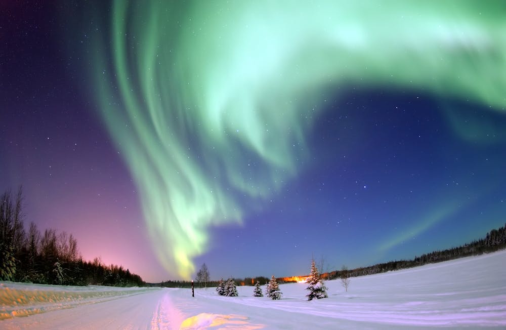 <p>Poollichten ontstaan doordat hoog energetische geladen deeltjes vanuit de kosmos met de zuurstof- en stikstofatomen in de atmosfeer in aanraking komen. Daardoor worden de atomen geïoniseerd of geëxciteerd en stralen ze uiteindelijk dit kleurrijke licht uit. Dit effect komt vooral dicht bij de polen van de aarde voor.</p>