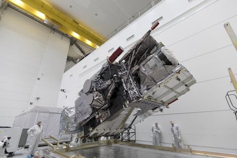 Een van de Amerikaanse GOES-satellieten (Geostationary Operational Environmental Satellite) die het ruimteweer monitoren. Een van de Amerikaanse GOES-satellieten (Geostationary Operational Environmental Satellite) die het ruimteweer monitoren.