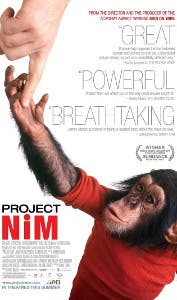 Een poster met chimpansee Nim Chimsky die een hand omhoog houdt.