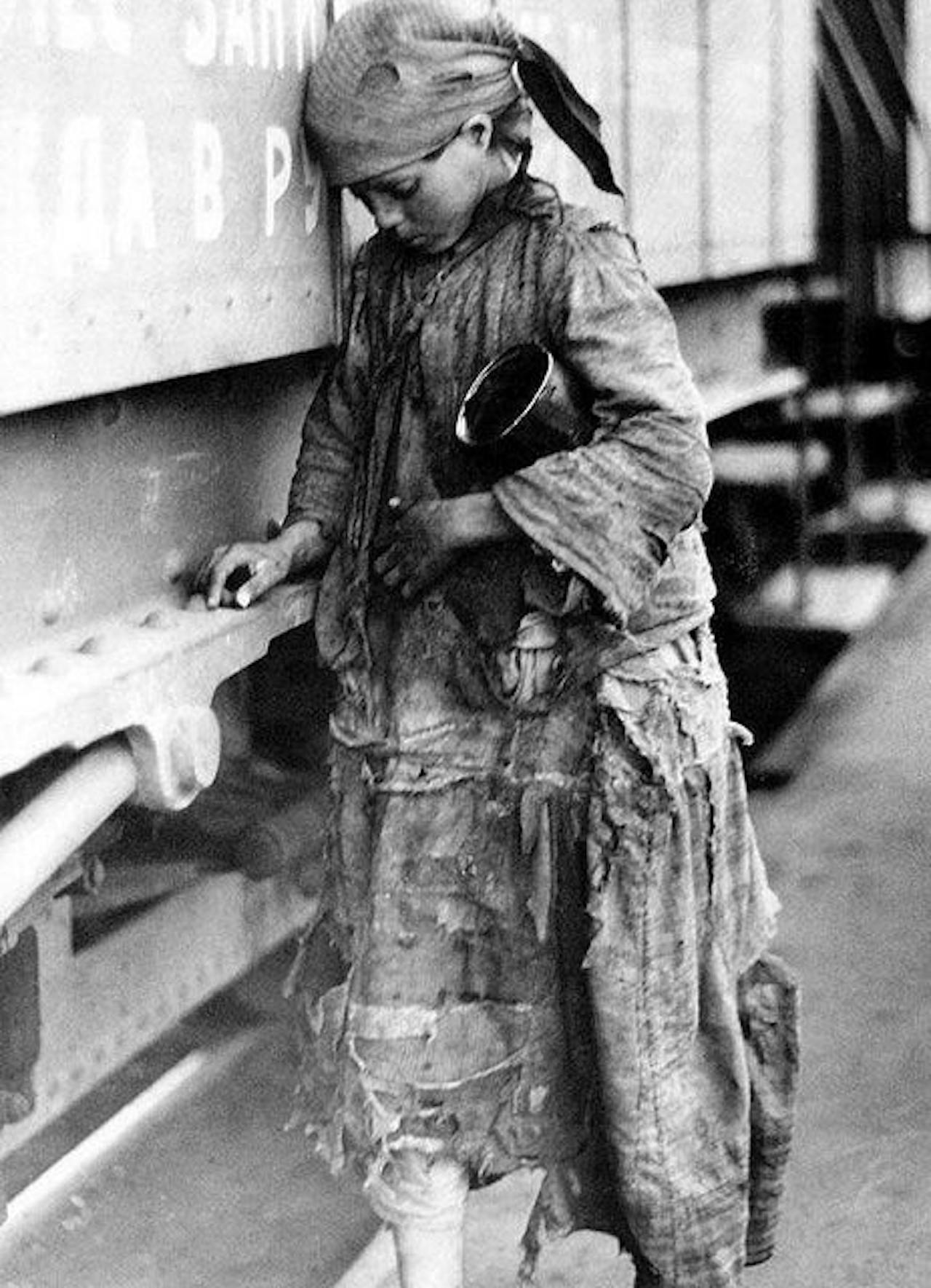 Человек в изношенных лохмотьях. Беспризорники Россия 20е года девочка. Голод Оренбурге в 1921 г беспризорники.