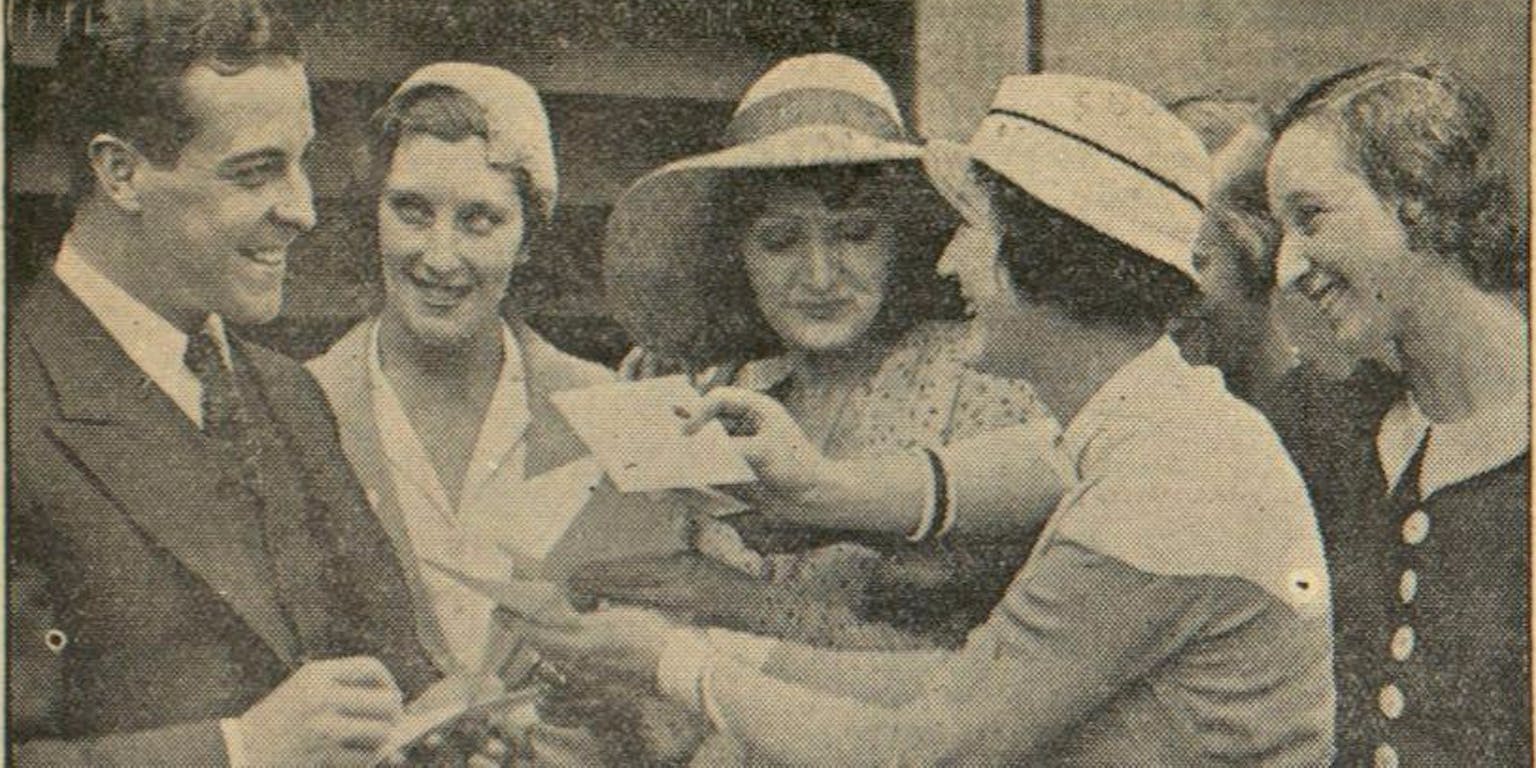 Een oude foto uit de Leeuwarder courant van 15 juli 1993. Kop en onderschrift: RAMON NOVARRO — de bekende Amerikaansche filmster, vertoeft thans te Londen. Ramon bestormd door om een handtekening smekende dames.