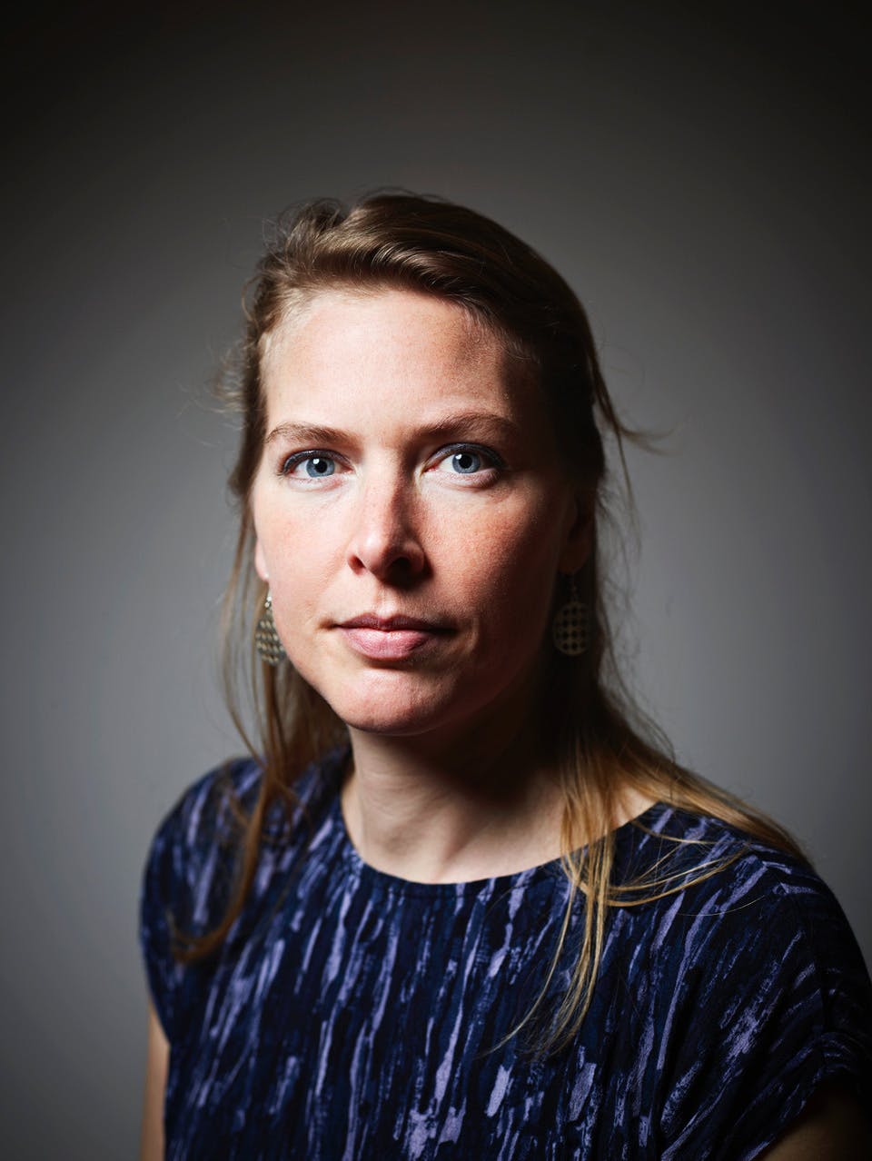 Filosofe Miriam Rasch kijkt naar de camera.