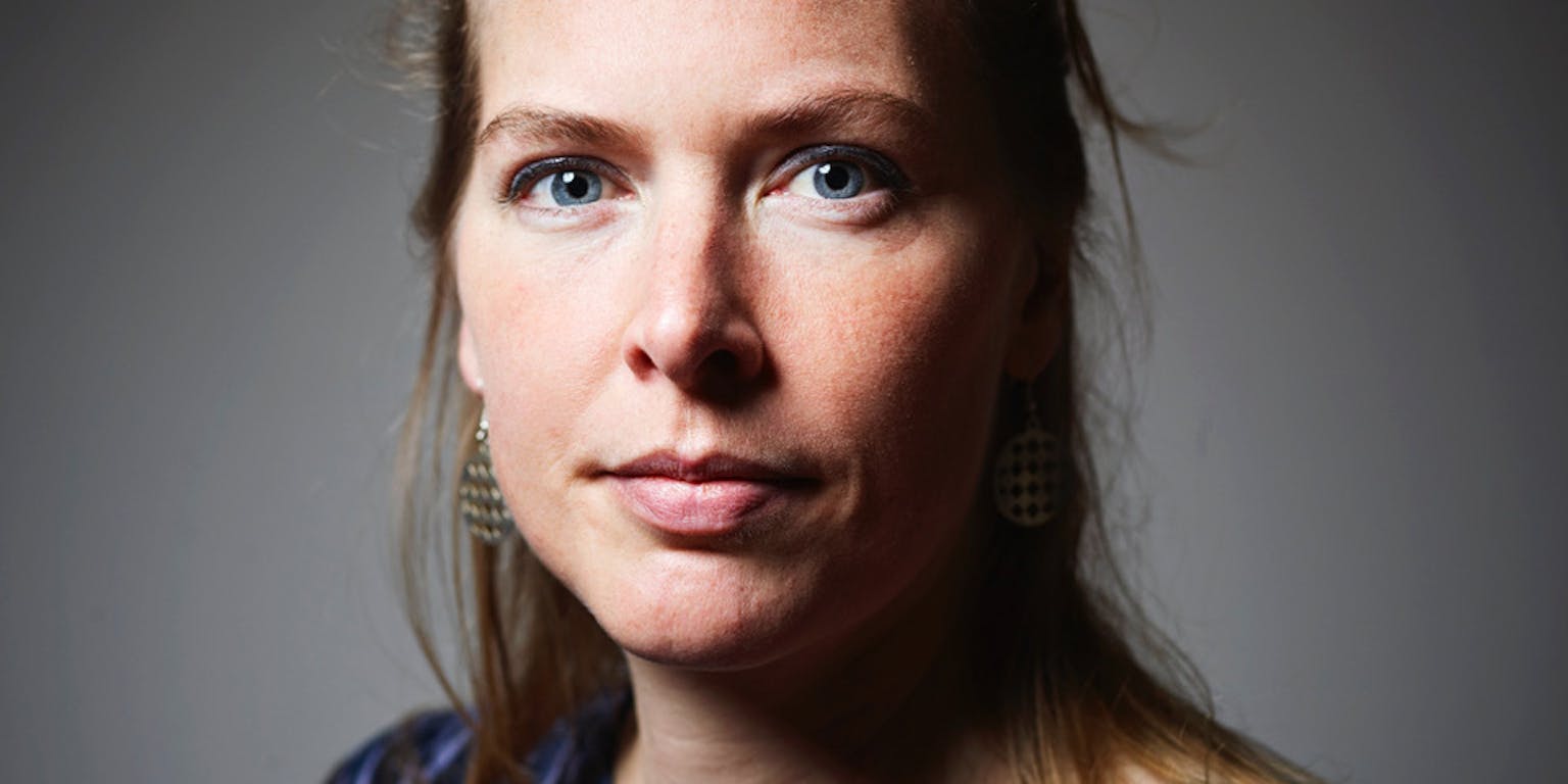 Filosofe Miriam Rasch kijkt naar de camera.