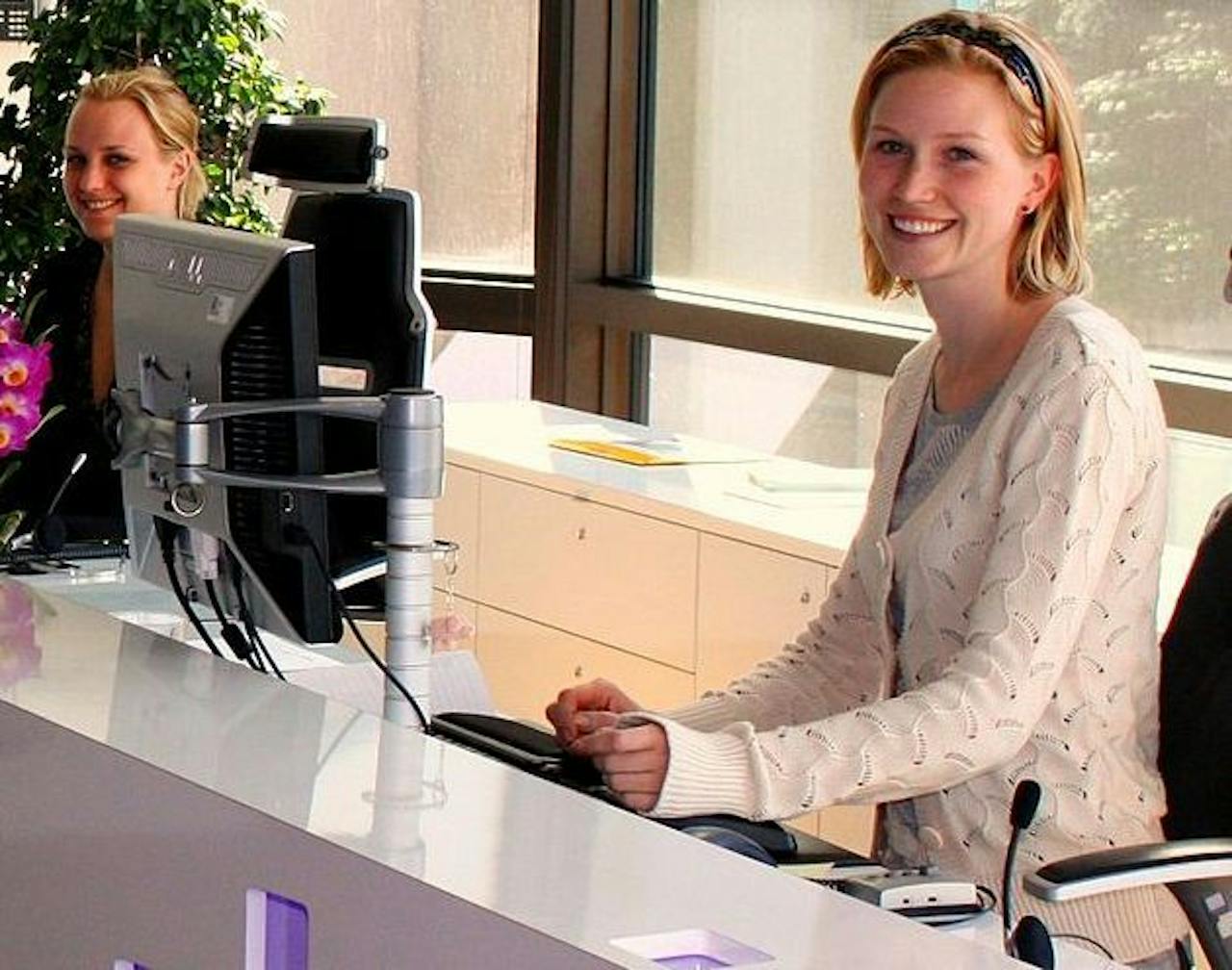 Was er vroeger nogal eens het (voor)oordeel dat het gemeentehuis vol zat met luie ambtenaren die je rustig uren lieten wachten, tegenwoordig geven veel burgers de dienstverlening in hun gemeentehuis of stadsdeelkantoor juist een ruime voldoende.