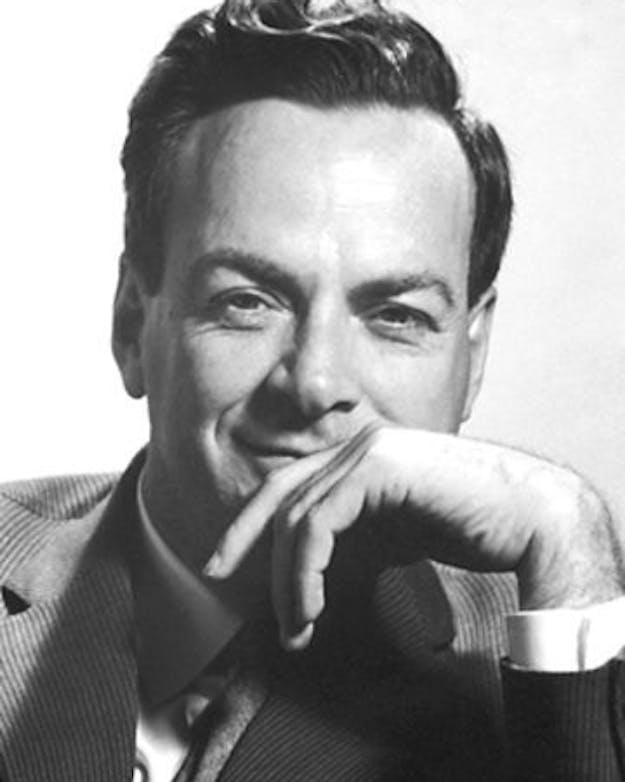 Richard Feynman die met een lach de camera inkijkt.