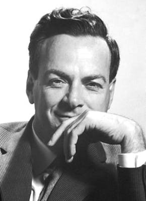 Richard Feynman die met een lach de camera inkijkt.