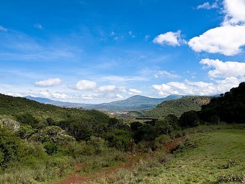 De Riftvallei in Kenia Bergen, heuvels, bossen en gras.