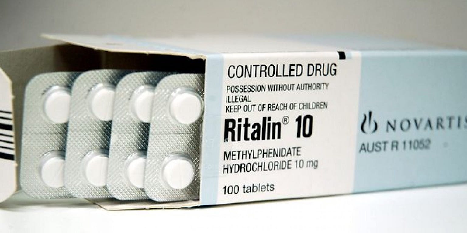 Op een tafel staat een doosje medicijnen met de tekst Ritalin 10.