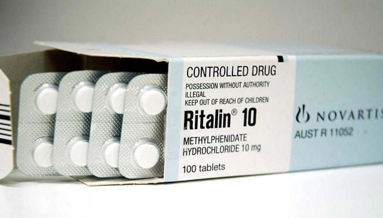 Op een tafel staat een doosje medicijnen met de tekst Ritalin 10.