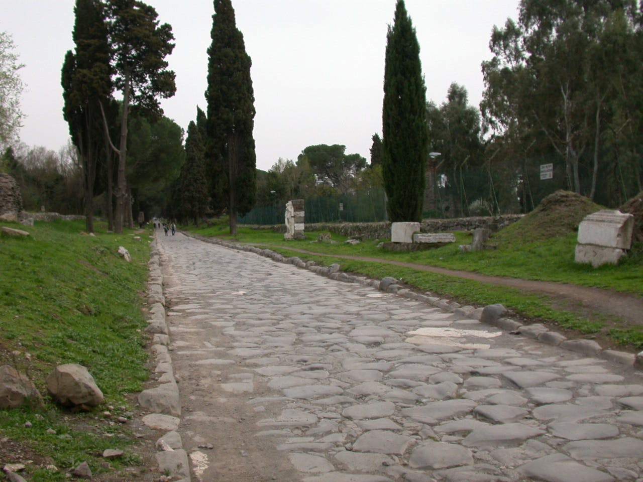 De Via Appia in Italië, de oudste langeafstandsweg ter wereld. De Via Appia begint in Rome.