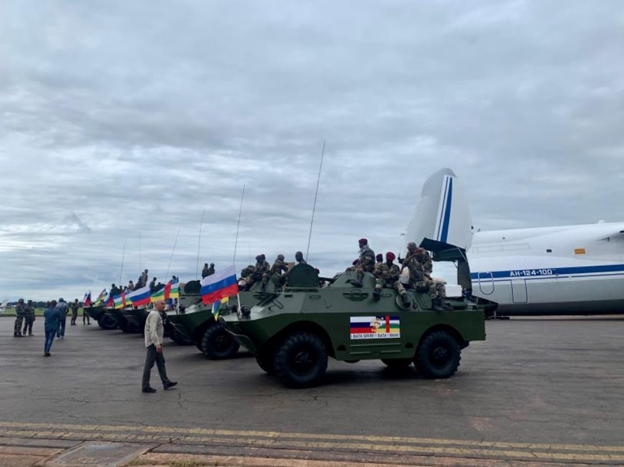 Russische eenheden in Bangui, legervoertuigen met vlaggen en soldaten erin