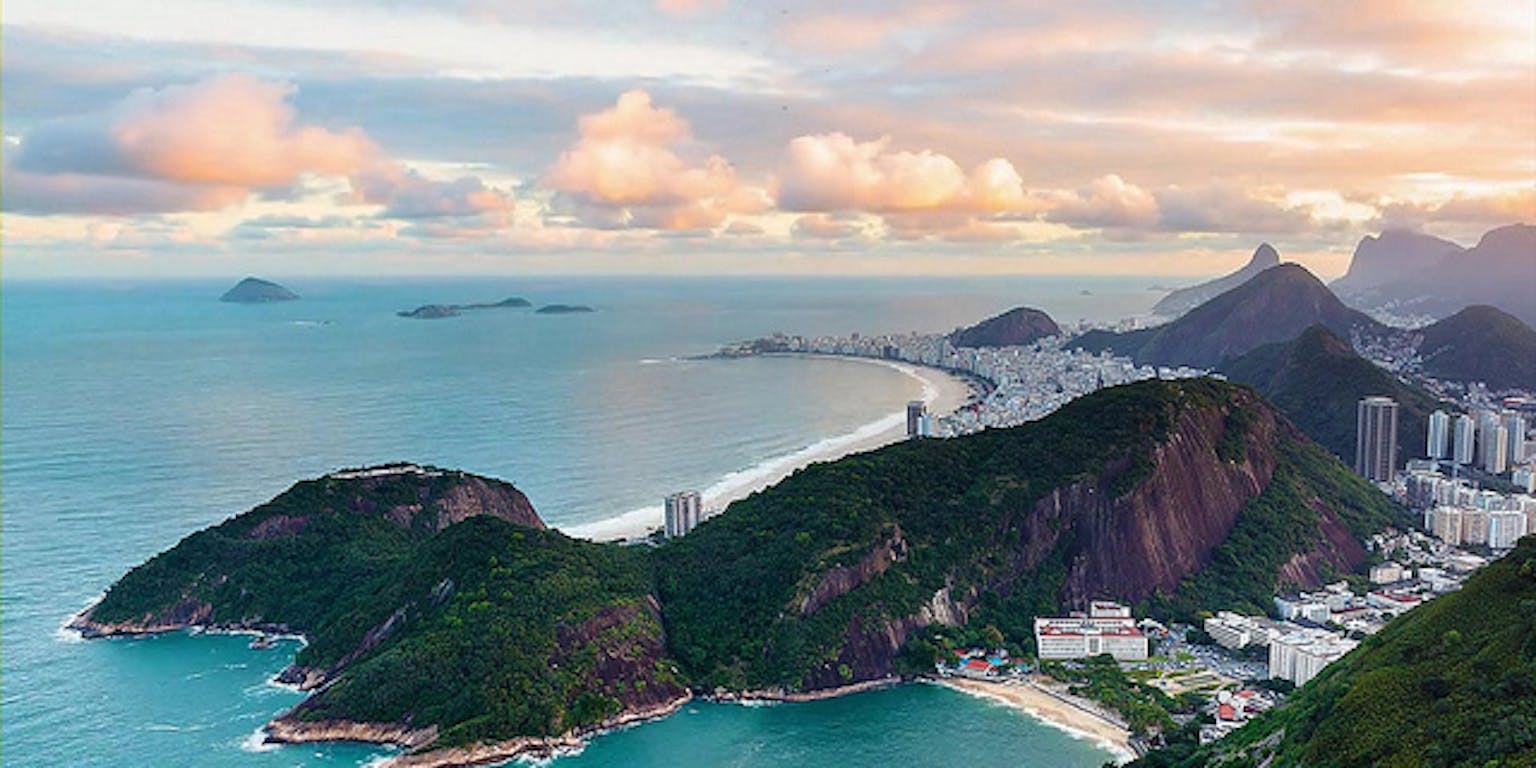 Een luchtfoto van de kust van Rio de Janeiro.