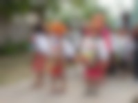 Een groep jonge kinderen gekleed in traditionele kleding.