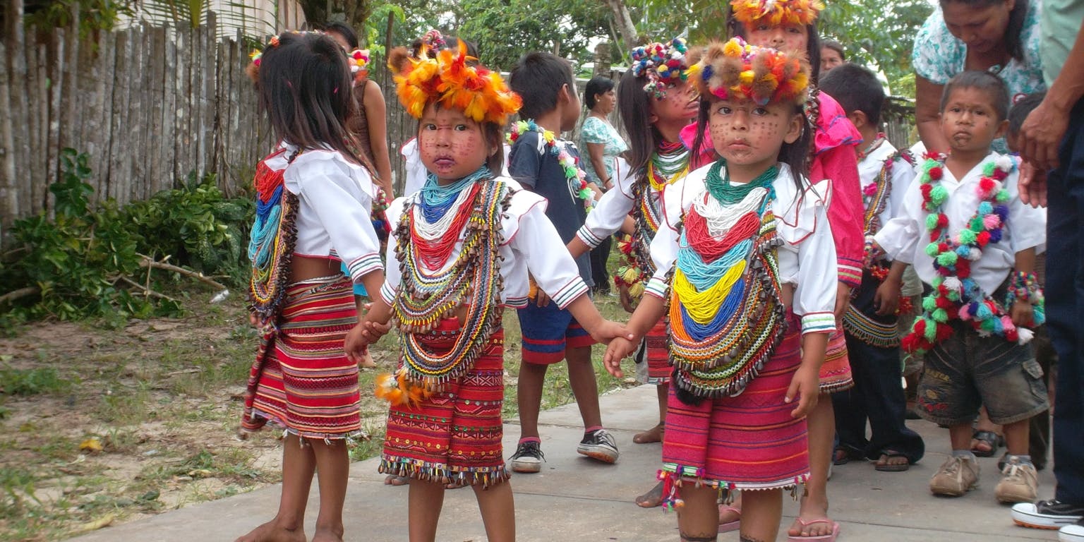 Een groep jonge kinderen gekleed in traditionele kleding.