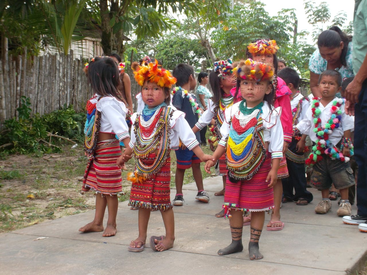 Een groep jonge kinderen gekleed in traditionele kleding.
