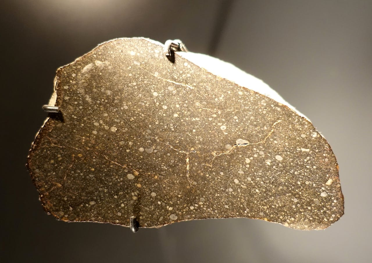 Een (doorgesneden) enstatiet chondriet-meteoriet die in 1997 in de Sahara-woestijn is gevallen.