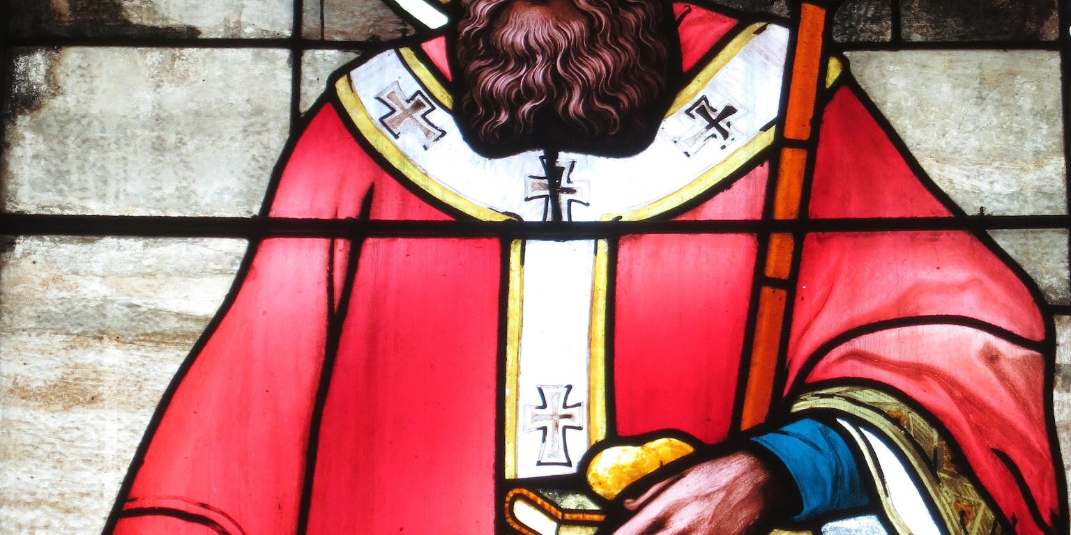 Afbeelding van Sint Nicolaas in een glas-in-loodraam van de Saint Nicholas Catholic Church in Zanesville, Ohio.