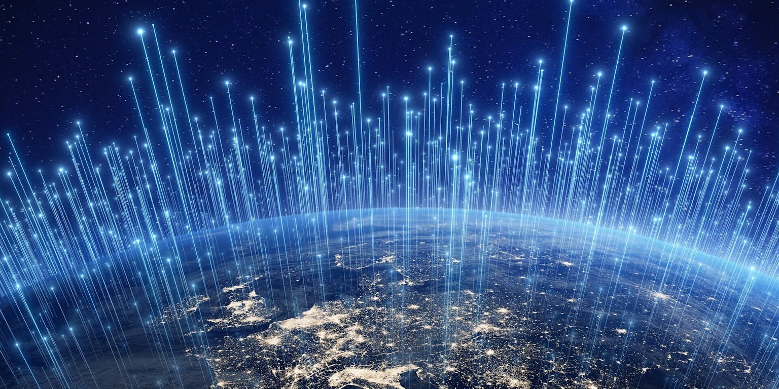 Een afbeelding van Europa bij nacht, gezien vanuit de ruimte. Lichtlijnen lopen van de ruimte naar verschillende plekken op aarde om satelieten aan te geven.