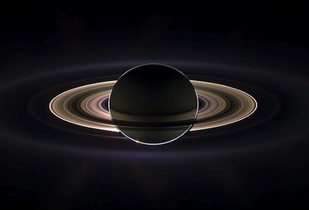 <p>In 2013 vloog ruimtesonde Cassini door de schaduw van Saturnus heen en fotografeerde de planeet met tegenlicht van de zon. Te zien is het enorme ringenstelsel, verschillende manen en, op de achtergrond, de aarde.</p>