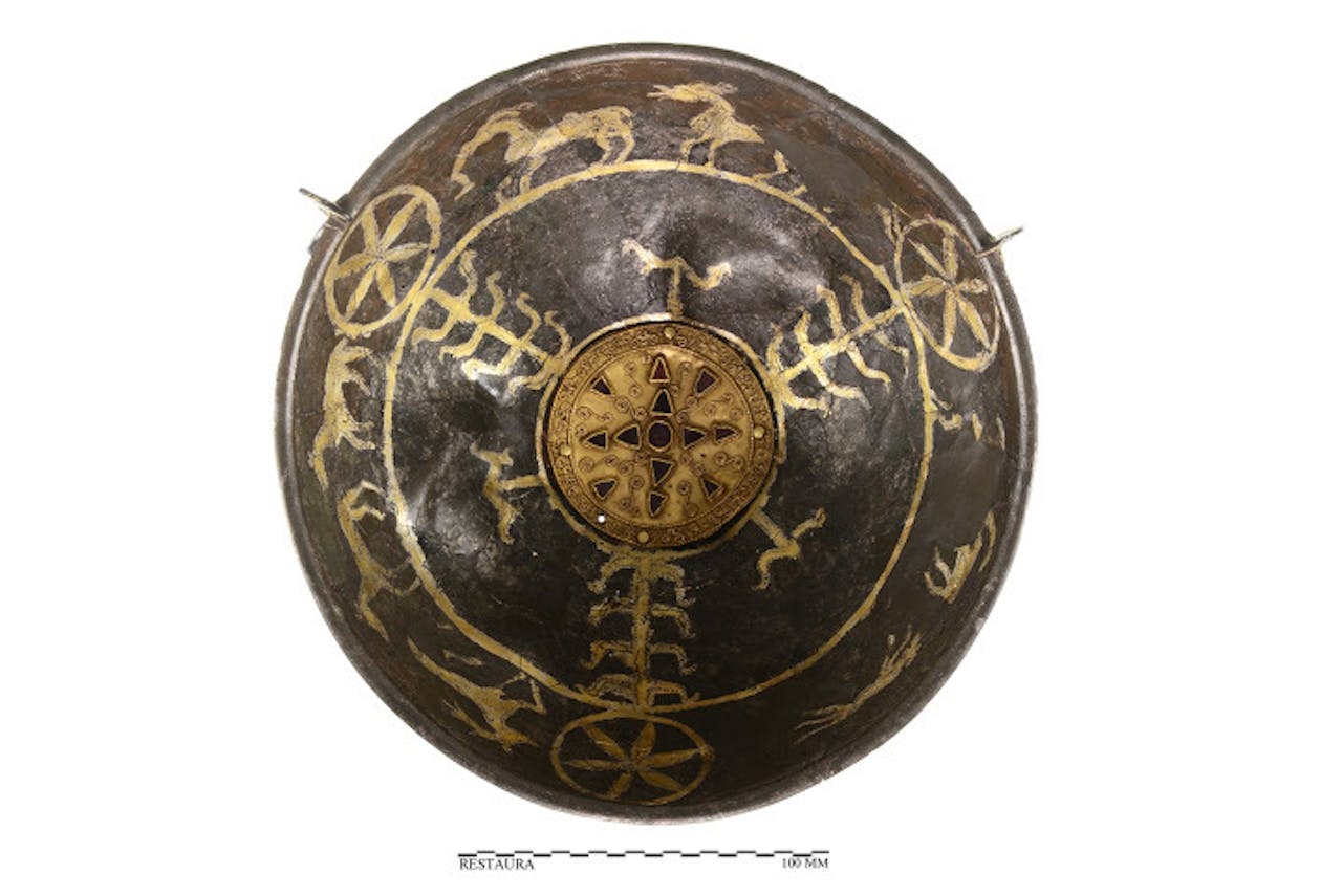 De schaal van Oegstgeest heeft een diameter van 21 centimeter en is 11 centimeter hoog. Het zilver uit 600 na Christus is door de tand des tijds aangetast en zwart geworden. De originele kleuren van de gouden versieringen en schilderingen en de rode granaten in het fijne goudsmeedwerk zijn nog wel duidelijk te zien.